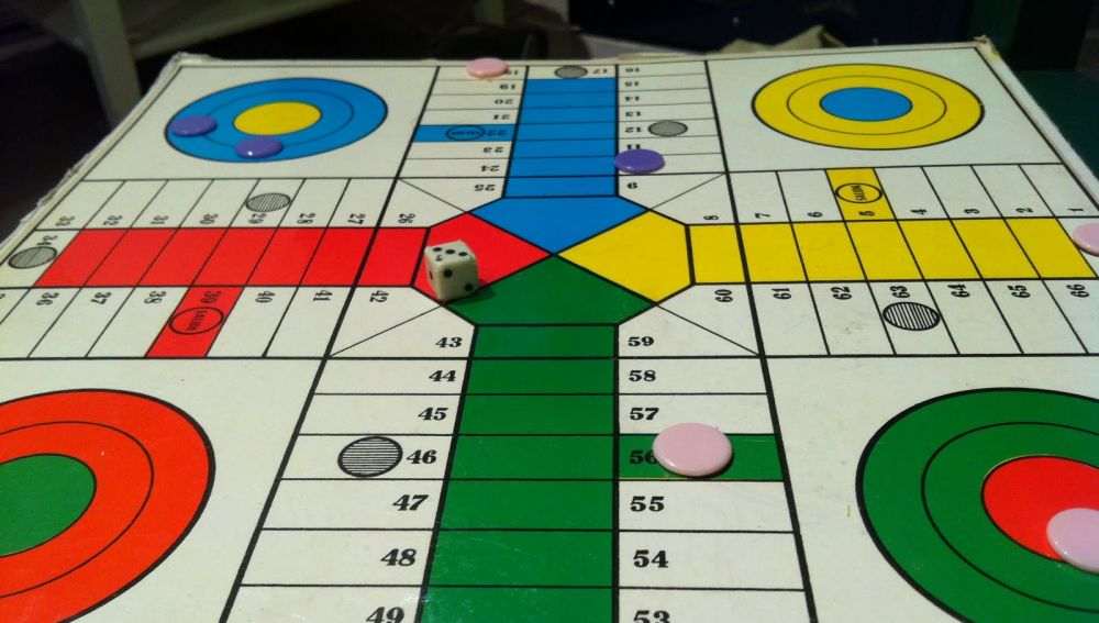 como-jugar-al-parchis-historia-y-normas