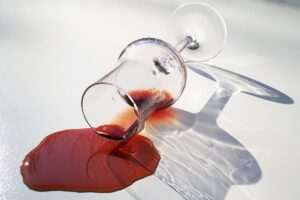 como-quitar-las-manchas-de-vino-tinto