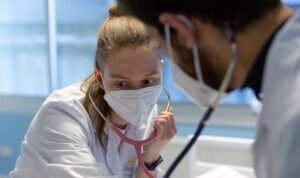 cuanto-gana-un-medico