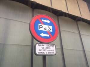 normativas-de-aparcamiento-en-zonas-de-carga-y-descarga-cuando-es-permitido