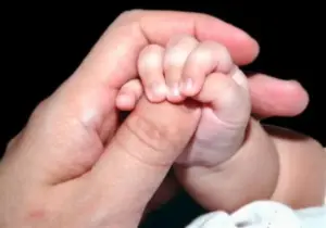 trabajar-estando-de-baja-por-paternidad-normativas-y-limitaciones