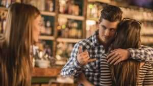 como-evitar-que-una-mujer-se-acerque-demasiado-a-tu-marido