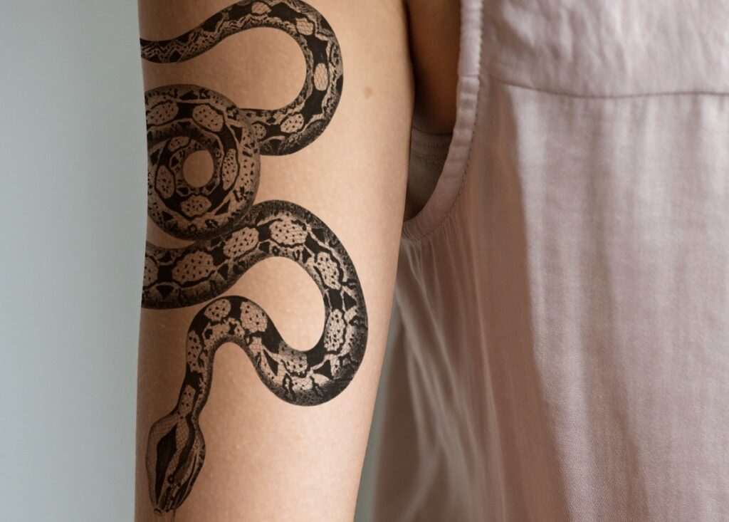 el-significado-detras-de-un-tatuaje-de-cobra-en-el-brazo