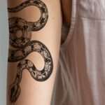 El significado detrás de un tatuaje de cobra en el brazo