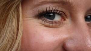 elimina-las-patas-de-gallo-de-tu-rostro-con-estos-consejos