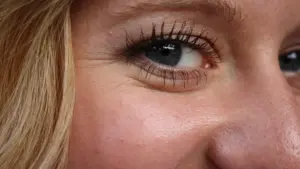 elimina-las-patas-de-gallo-de-tus-ojos-con-estos-consejos