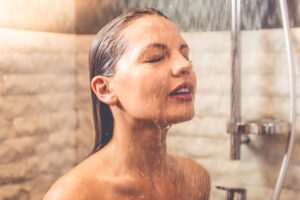los-sorprendentes-beneficios-de-banarse-con-agua-fria-para-tu-piel