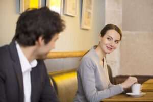 por-que-los-hombres-con-pareja-coquetean-con-otras-mujeres
