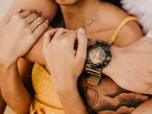 que-significa-cuando-un-hombre-te-abraza-por-detras
