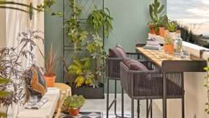 como-decorar-un-balcon-pequeno-con-plantas-y-muebles