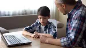 que-hacer-si-mi-hijo-muestra-dificultades-para-adaptarse-al-entorno-escolar