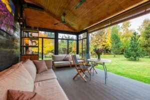 que-tipos-de-muebles-son-ideales-para-una-terraza-cubierta